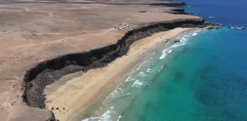 iStock-1932699385escalera_result